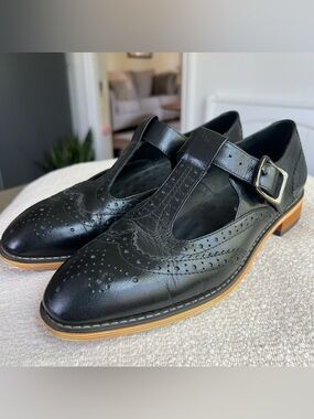 Vintage Mona Flying Black Brogue Details Leather T-Strap Pointed Toe Flats